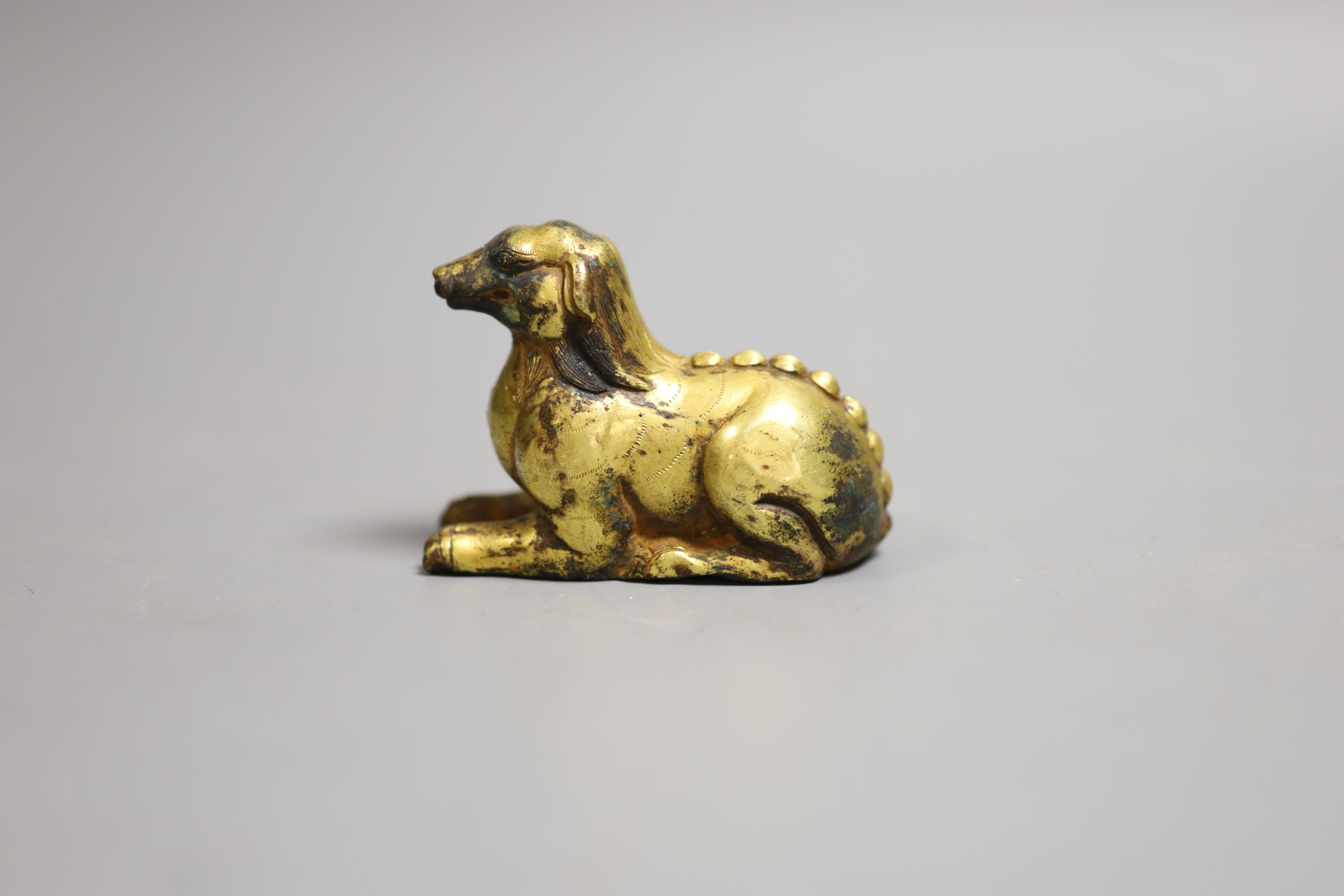 A Chinese gilt bronze dog, 7cm wide